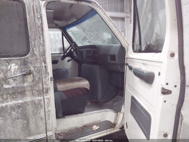 Ford Econoline E150 Super Duty Van Image 3